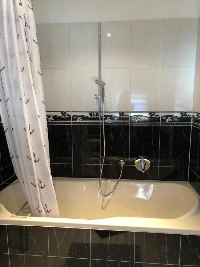 Grenznahe Ferienwohnung mit 4 Schlafzimmern Grenzach-Wyhlen Exterior foto